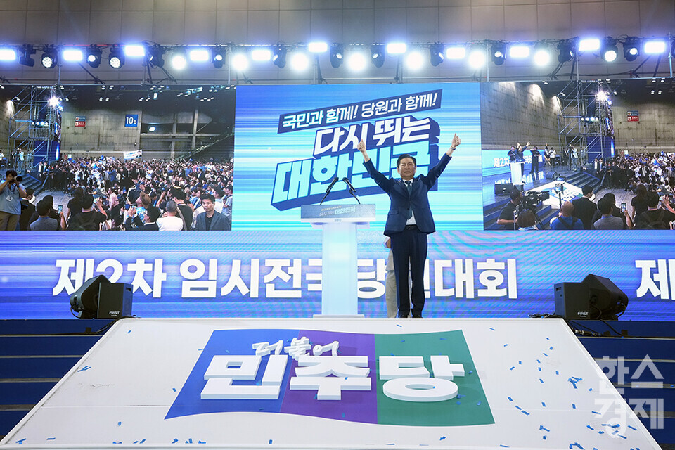 정청래 더불어민주당 신임 당 대표가 2일 오후 경기도 고양시 킨텍스에서 열린 더불어민주당 제2차 임시전국당원대회에서 수락 연설을 하고 있다. /최대성 기자 dpdaesung@sporbiz.co.kr 2025.08.02.