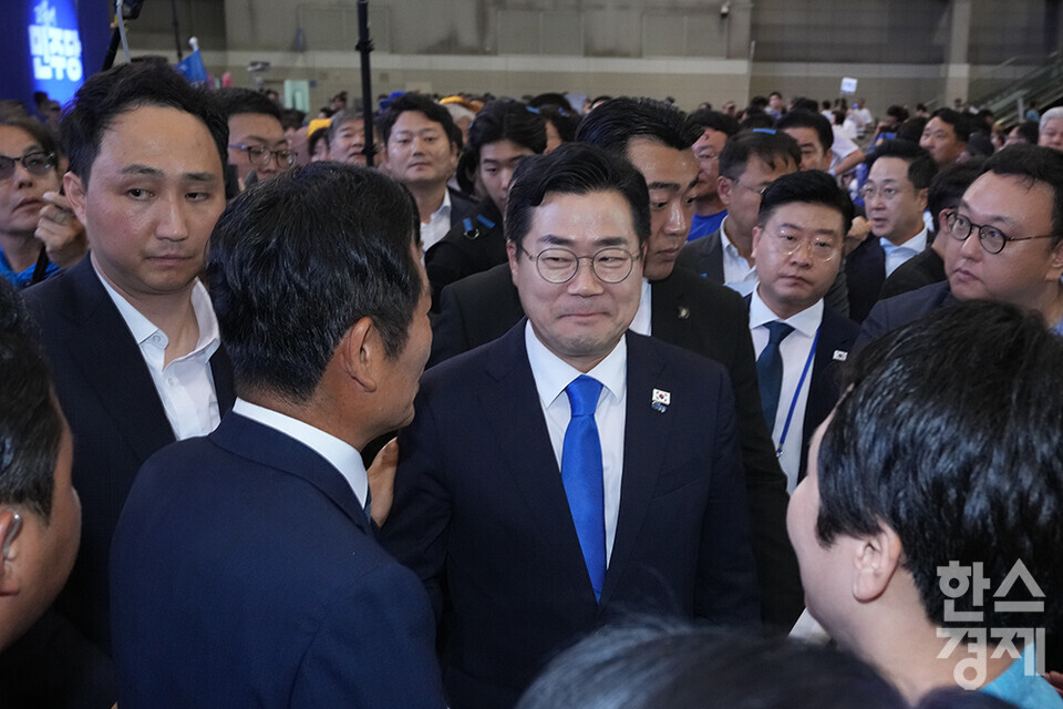 정청래 더불어민주당 신임 당 대표가 2일 오후 경기도 고양시 킨텍스에서 열린 더불어민주당 제2차 임시전국당원대회를 마친 후 정청래 의원과 이야기 하고 있다. /최대성 기자 dpdaesung@sporbiz.co.kr 2025.08.02.