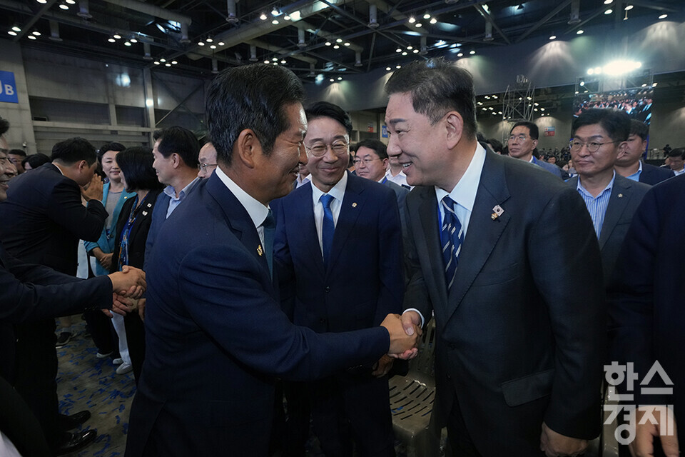 정청래 더불어민주당 신임 당 대표가 2일 오후 경기도 고양시 킨텍스에서 열린 더불어민주당 제2차 임시전국당원대회를 마친 후 김병기 원내대표와 인사하고 있다. /최대성 기자 dpdaesung@sporbiz.co.kr 2025.08.02.