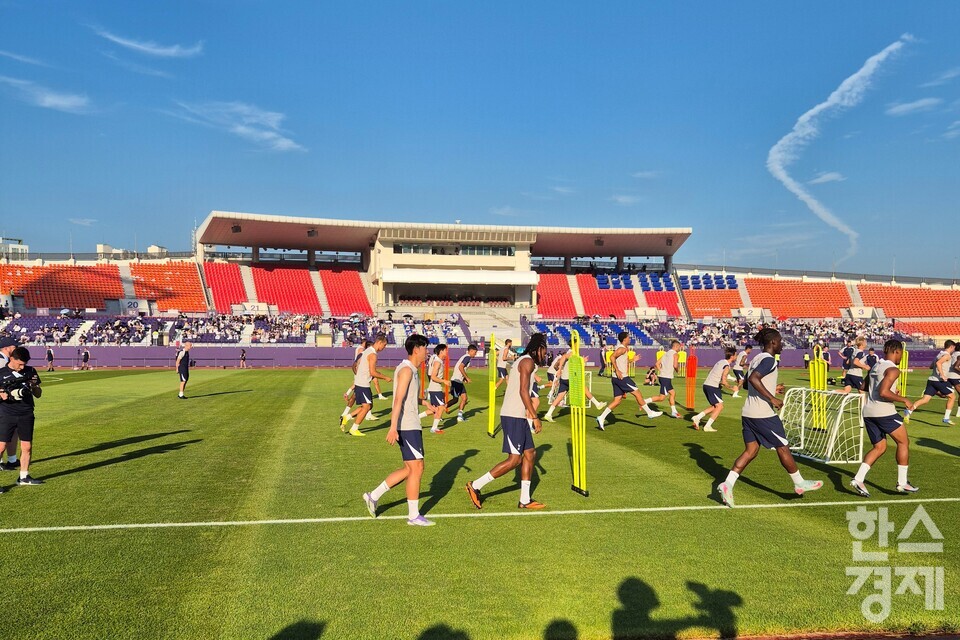 2일 잉글랜드 프리미어리그(EPL) 토트넘 홋스퍼가 안양종합운동장에서 오픈 트레이닝을 하고 있다. 손흥민이 맨 첫 줄 마지막에서 복귀하고 있다.  /류정호 기자