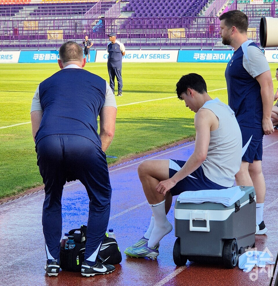2일 안양종합운동장에서 열린 잉글랜드 프리미어리그(EPL) 토트넘 홋스퍼의 오픈 트레이닝 중 불편함을 호소한 손흥민. /류정호 기자