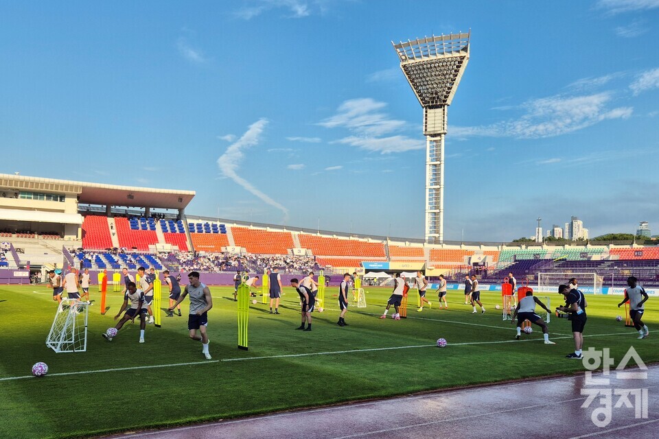 2일 잉글랜드 프리미어리그(EPL) 토트넘 홋스퍼가 안양종합운동장에서 오픈 트레이닝을 하고 있다. /류정호 기자