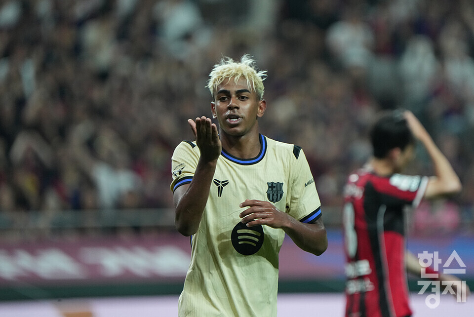 FC바르셀로나의 공격수 라민 야말이 지난달 31일 서울월드컵경기장에서 열린 FC서울과 2025 아시아 투어 에디션 경기에서 득점에 성공한 후 세리머니를 하고 있다. /최대성 기자