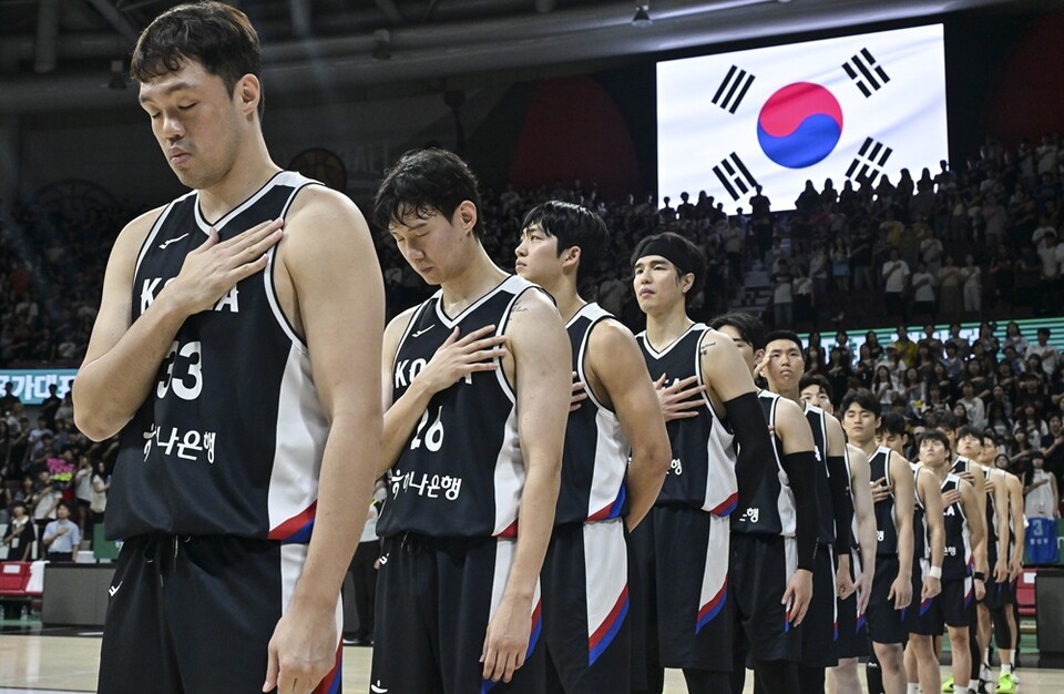 한국 남자농구 대표팀이 지난달 20일 안양 정관장아레나에서 열린 카타르와 평가전을 앞두고 국민의례를 하고 있다. /대한민국농구협회 제공