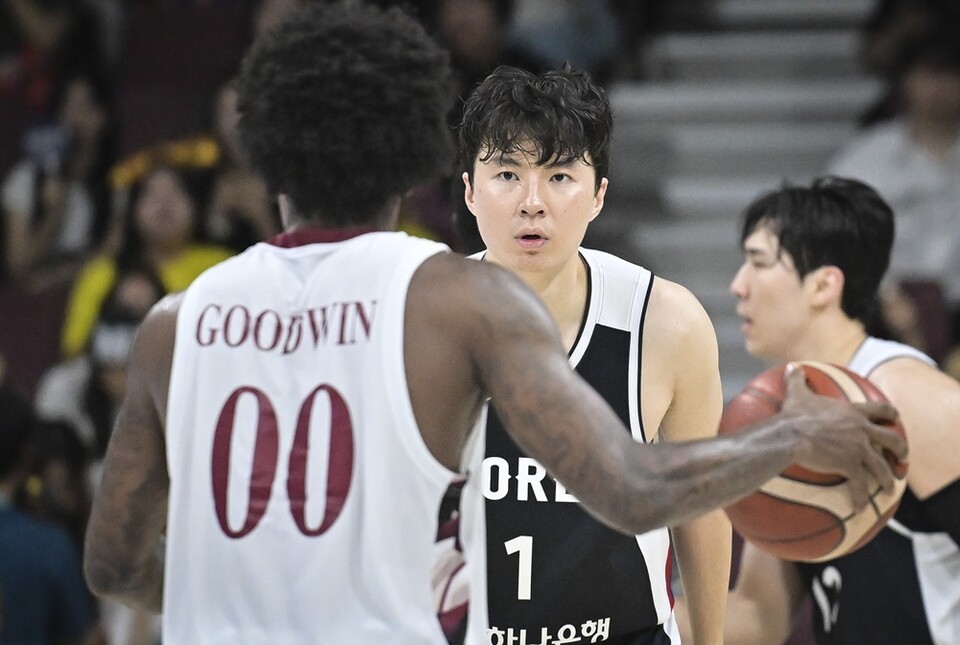 이현중이 지난달 20일 안양 정관장아레나에서 열린 카타르와 평가전 중 굿윈을 수비하고 있다. /대한민국농구협회 제공