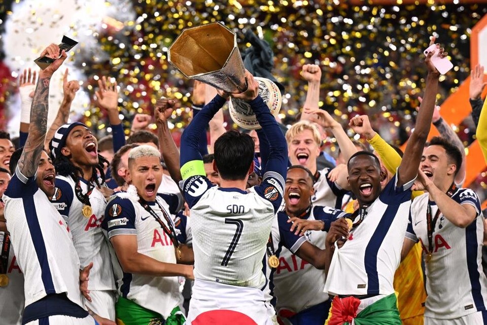 손흥민(토트넘 홋스퍼)이 한국 선수로 역대 4번째 유럽축구연맹(UEFA) 유로파리그(UEL) 우승 트로피를 들어 올렸다. /UEFA 제공