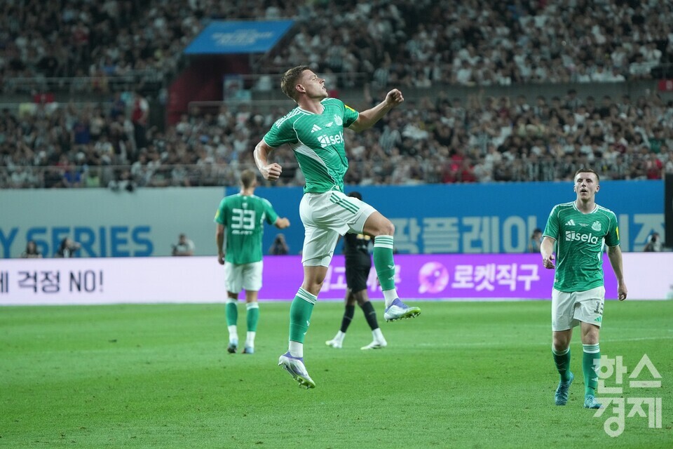 뉴캐슬 유나이티드의 하비 반스가 동점골을 넣은 뒤 기뻐하고 있다. /최대성 기자