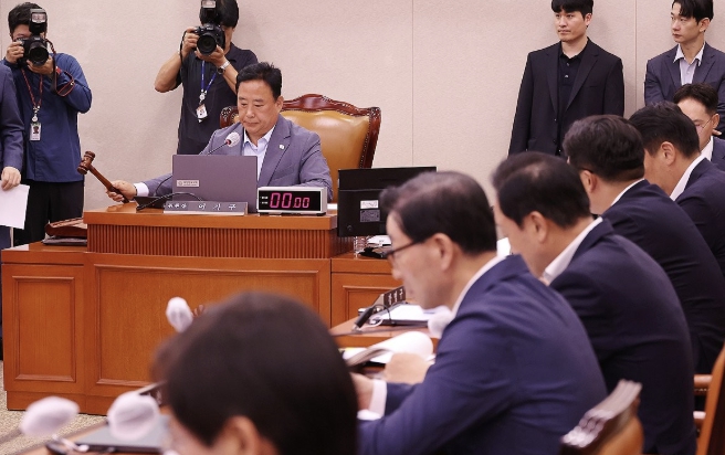 7월8일 국회에서 열린 전재수 해양수산부 장관 후보자 인사청문요청안 등을 심의하는 농림축산식품해양수산위원회 전체회의에서 더불어민주당 소속 어기구 위원장이 의사봉을 두드리고 있다. 사진=연합뉴스