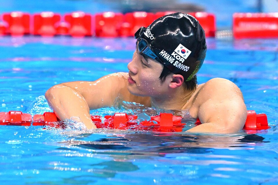 황선우가 싱가포르 세계선수권대회 남자 자유형 200m 결승에서 4위를 차지한 뒤 아쉬워하고 있다. /연합뉴스