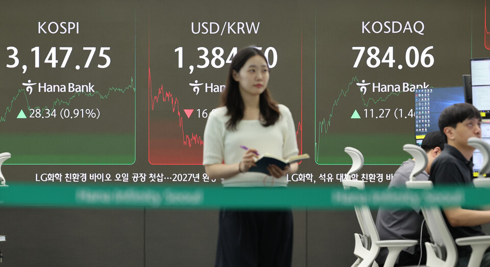 지난주 '블랙 프라이데이'에 폭락했던 코스피가 4일 저가 매수세에 힘입어 3140대로 반등했다. / 사진=연합뉴스