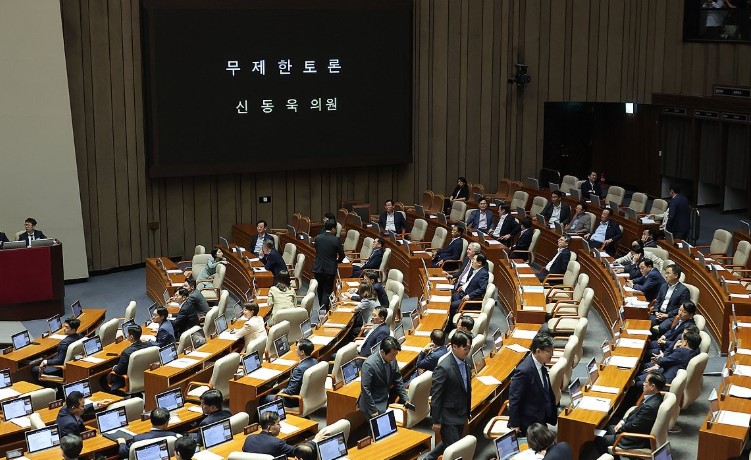 4일 국회 본회의에서 국민의힘 의원들이 '방송3법(방송법·방송문화진흥회법·한국교육방송공사법 개정안)' 상정과 관련한 신동욱 의원의 무제한토론(필리버스터) 발언을 듣고 있다. 사진=연합뉴스