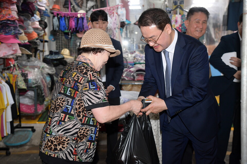 김영문 광주광역시 문화경제부시장이 4일 오전 남광주시장을 방문해 상인들의 애로 및 건의사항을 청취하고 있다. /사진=광주광역시