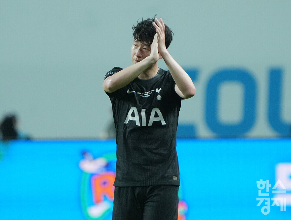 토트넘 손흥민이 3일 오후 서울 상암월드컵경기장에서 열린 2025 쿠팡플레이 시리즈 2차전 뉴캐슬과의 경기서 교체아웃 되면서 팬들에게 인사하고 있다. /최대성 기자 