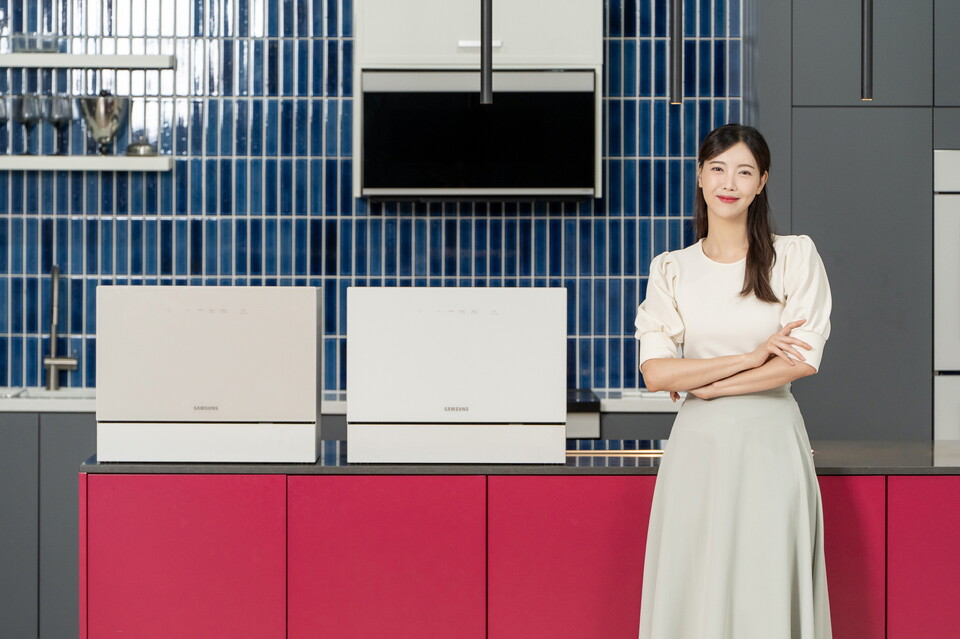 삼성전자 모델이 에너지 효율을 강화한 2025년형 '비스포크 식기세척기 카운터탑' 신제품을 소개하고 있다. / 삼성전자 