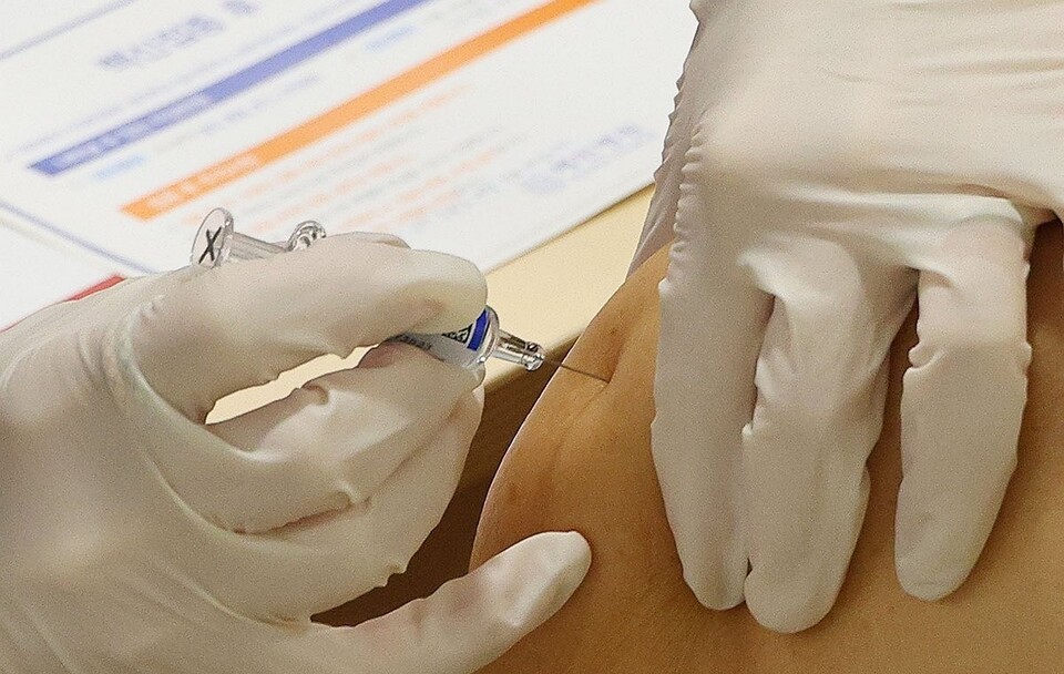 백신을 접종하고 있는 모습./연합뉴스