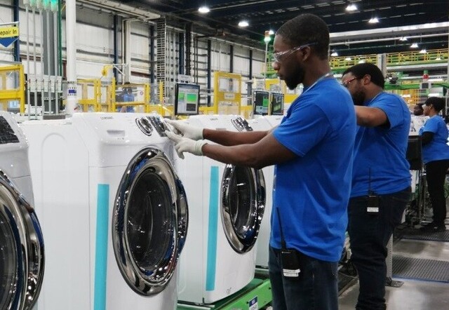 미국 사우스 캐롤라이나주에 위치한 삼성전자 공장에서 직원들이 세탁기를 생산하고 있다. / 삼성전자