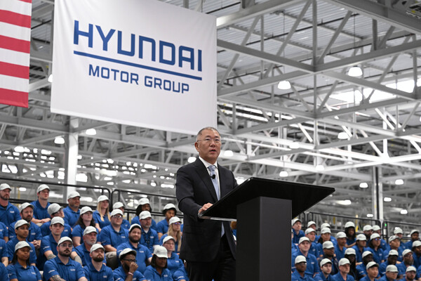 지난달 26일(현지시각) 미국 조지아주 엘라벨에 위치한 ‘현대자동차그룹 메타플랜트 아메리카(HMGMA)’ 준공식에서 정의선 현대자동차그룹 회장이 환영사를 하고 있다. / 현대자동차그룹