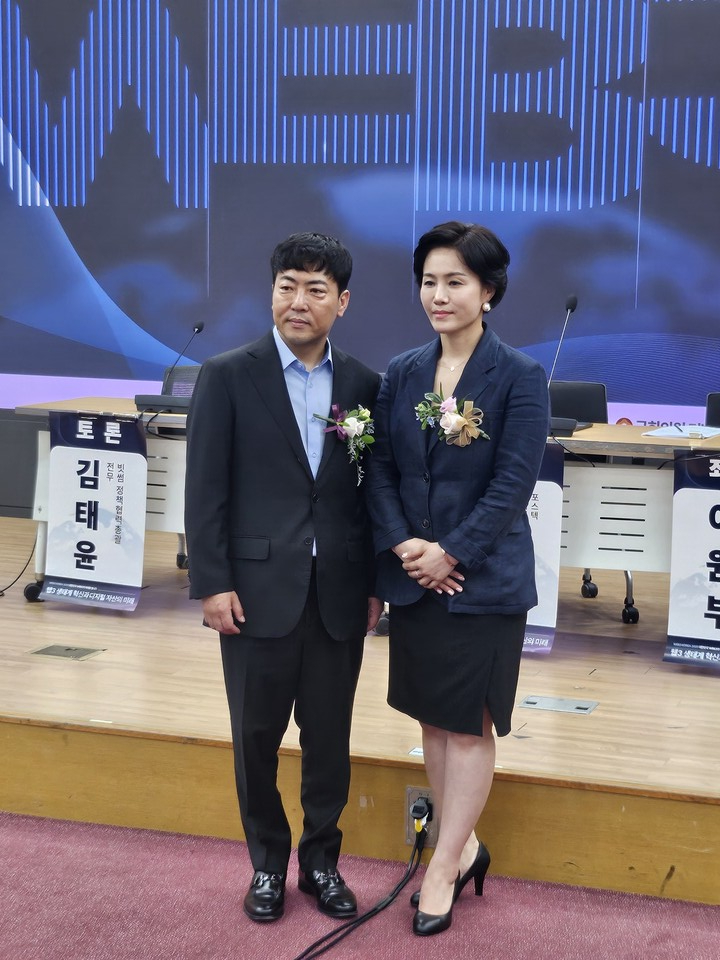 협회 김수룡 회장은 인터뷰에서 “RE100 실현을 위한 투명한 탄소배출권 플랫폼과 Web3 기반 결제 인프라가 필요하다”고 강조했다.  좌로부터 MK글로리아 장민기 회장, 웹3기업협회 김수룡 회장./ 웹3기업협회 제공