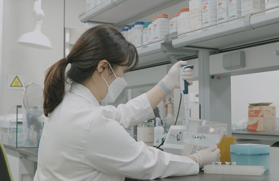 시는 올해 하반기부터 총 2억6200만원(도비·시비 각 1억3100만원)을 투입해 장비를 순차적으로 설치하고, 이와 함께 소공인을 대상으로 이물 관리 및 품질 개선 교육을 실시하고, 장비 활용법을 담은 온라인 콘텐츠 제작을 통해 현장 밀착형 맞춤 품질관리 체계도 구축한다./ 성남시 제공