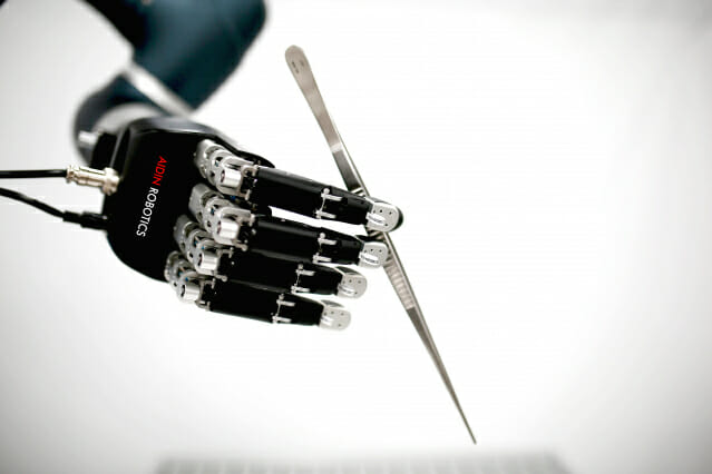 에이딘로보틱스 인간형 로봇핸드가 수술용 핀셋 도구를 집고 있다./에이딘로보틱스