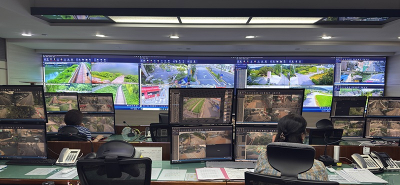 모니터링 요원 24명(4조 3교대)이 근무하는 관제센터는 CCTV 4천900여대를 연중 실시간 모니터링하고 있다./전주시