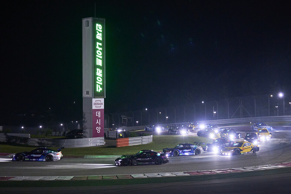 지난 2024 인제 나이트 레이스 토요타 가주 레이싱 6000 클래스의 주행 모습. / 슈퍼레이스