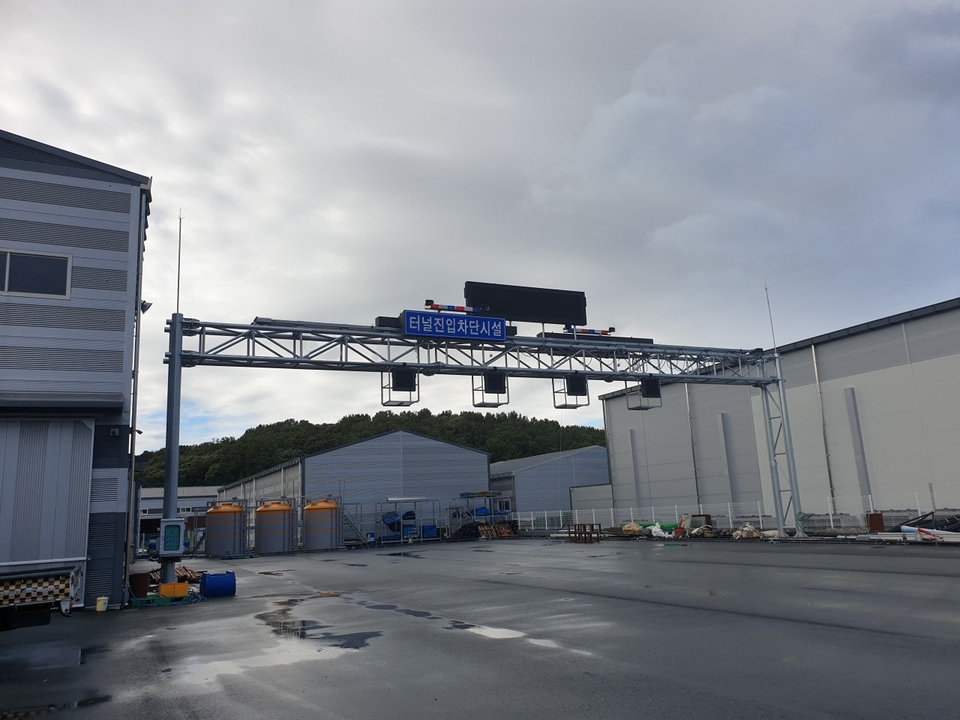 씨더블유에이치텍이 개발·보급하고 있는 재난 대응형 터널진입 차단설비. / 씨더블유에이치텍 제공