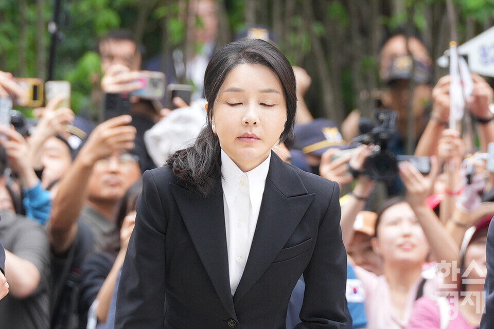 윤석열 전 대통령의 부인 김건희 씨가 피의자 신분으로 6일 오전 서울 종로구 김건희 특검팀(특별검사 민중기) 사무실로 출석하고 있다. /최대성 기자 dpdaesung@sporbiz.co.kr 2025.08.06.
