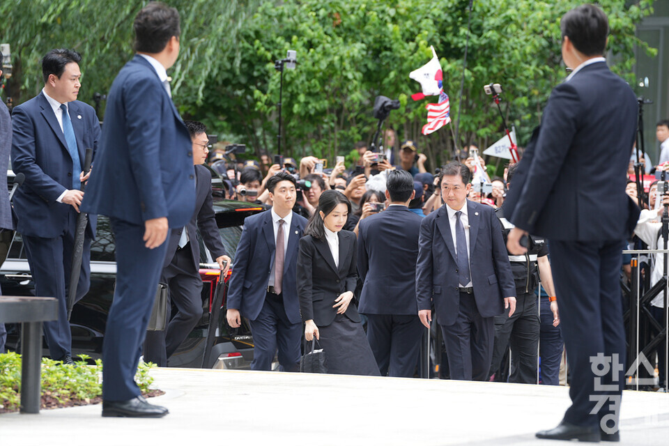 윤석열 전 대통령의 부인 김건희 씨가 피의자 신분으로 6일 오전 서울 종로구 김건희 특검팀(특별검사 민중기) 사무실로 출석하고 있다. /최대성 기자 dpdaesung@sporbiz.co.kr 2025.08.06.