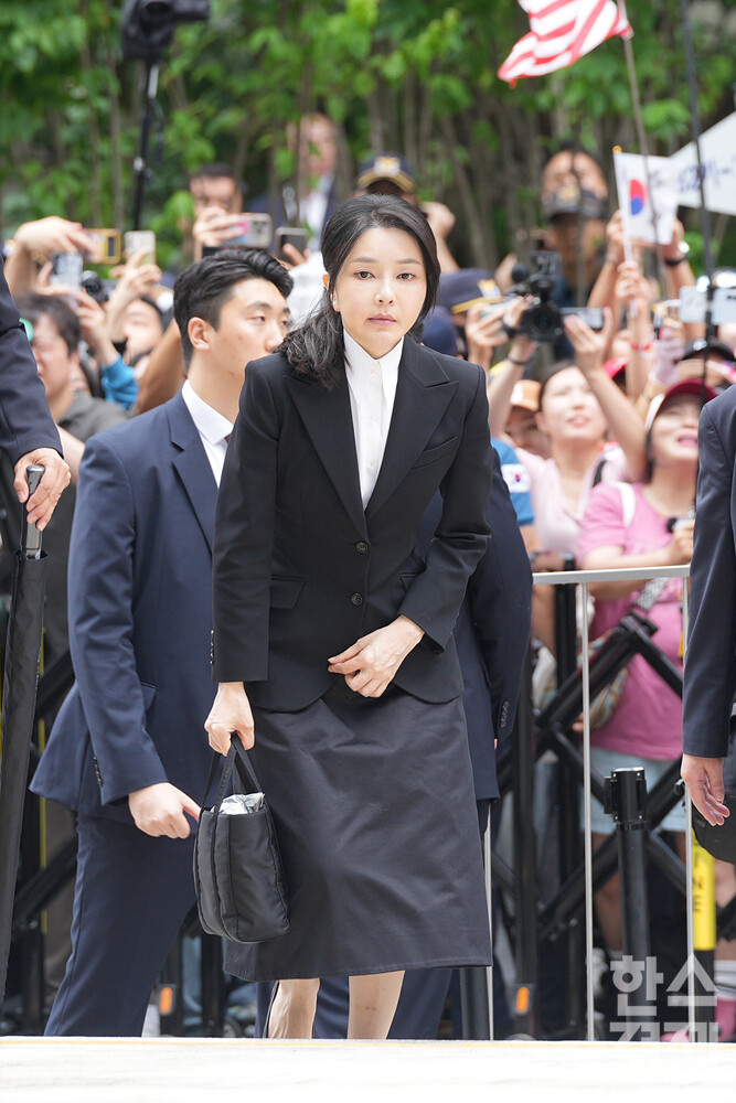 윤석열 전 대통령의 부인 김건희 씨가 피의자 신분으로 6일 오전 서울 종로구 김건희 특검팀(특별검사 민중기) 사무실로 출석하고 있다. /최대성 기자 dpdaesung@sporbiz.co.kr 2025.08.06.