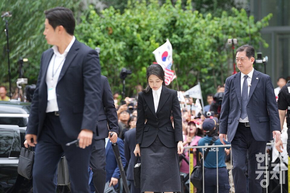 윤석열 전 대통령의 부인 김건희 씨가 피의자 신분으로 6일 오전 서울 종로구 김건희 특검팀(특별검사 민중기) 사무실로 출석하고 있다. /최대성 기자 dpdaesung@sporbiz.co.kr 2025.08.06.