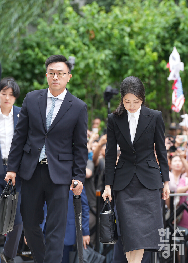 윤석열 전 대통령의 부인 김건희 씨가 피의자 신분으로 6일 오전 서울 종로구 김건희 특검팀(특별검사 민중기) 사무실로 출석하고 있다. /최대성 기자 dpdaesung@sporbiz.co.kr 2025.08.06.