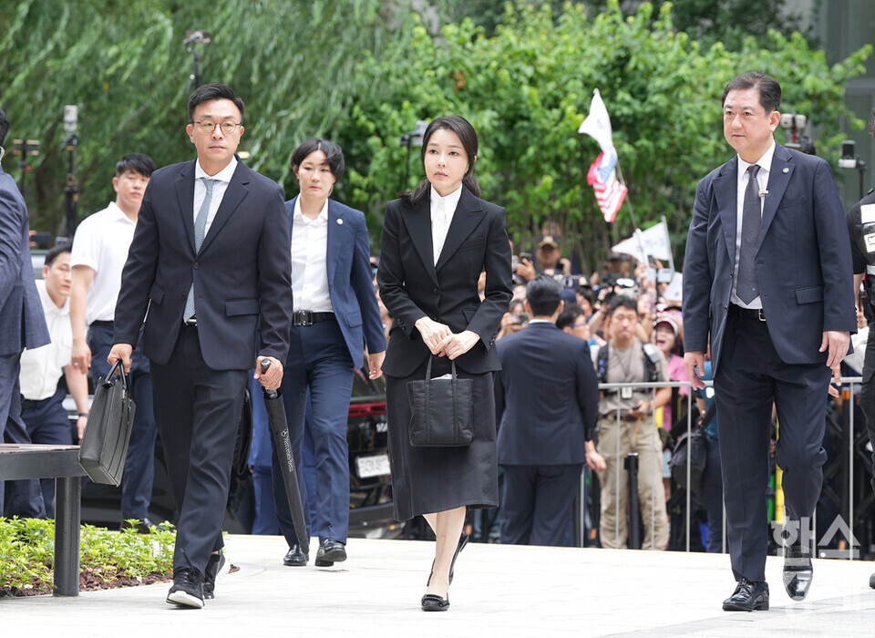 윤석열 전 대통령의 부인 김건희 씨가 피의자 신분으로 6일 오전 서울 종로구 김건희 특검팀(특별검사 민중기) 사무실로 출석하고 있다. /최대성 기자 dpdaesung@sporbiz.co.kr 2025.08.06.