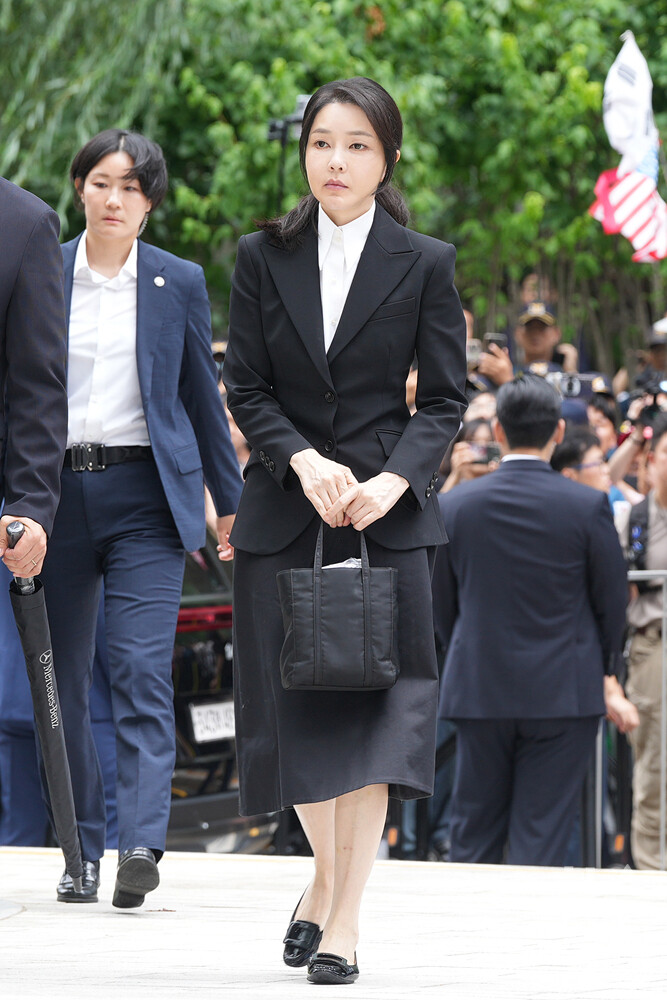 윤석열 전 대통령의 부인 김건희 씨가 피의자 신분으로 6일 오전 서울 종로구 김건희 특검팀(특별검사 민중기) 사무실로 출석하고 있다. /최대성 기자 dpdaesung@sporbiz.co.kr 2025.08.06.