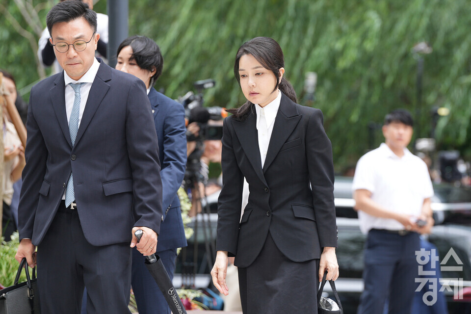 윤석열 전 대통령의 부인 김건희 씨가 피의자 신분으로 6일 오전 서울 종로구 김건희 특검팀(특별검사 민중기) 사무실로 출석하고 있다. /최대성 기자 dpdaesung@sporbiz.co.kr 2025.08.06.