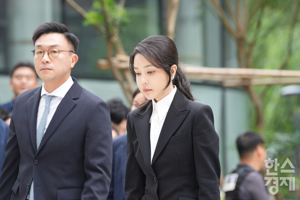 윤석열 전 대통령의 부인 김건희 씨가 피의자 신분으로 6일 오전 서울 종로구 김건희 특검팀(특별검사 민중기) 사무실로 출석하고 있다. /최대성 기자 dpdaesung@sporbiz.co.kr 2025.08.06.