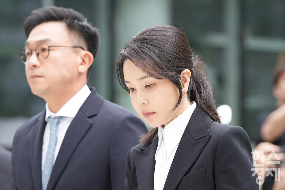 윤석열 전 대통령의 부인 김건희 씨가 피의자 신분으로 6일 오전 서울 종로구 김건희 특검팀(특별검사 민중기) 사무실로 출석하고 있다. /최대성 기자 dpdaesung@sporbiz.co.kr 2025.08.06.