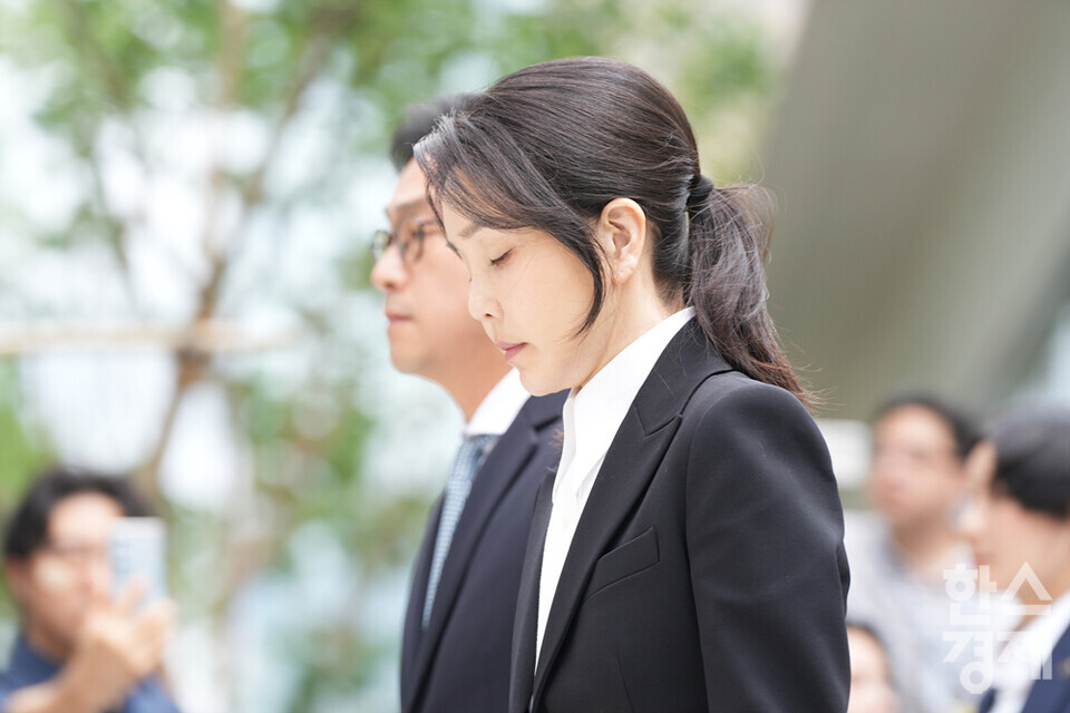 윤석열 전 대통령의 부인 김건희 씨가 피의자 신분으로 6일 오전 서울 종로구 김건희 특검팀(특별검사 민중기) 사무실로 출석하고 있다. /최대성 기자 dpdaesung@sporbiz.co.kr 2025.08.06.