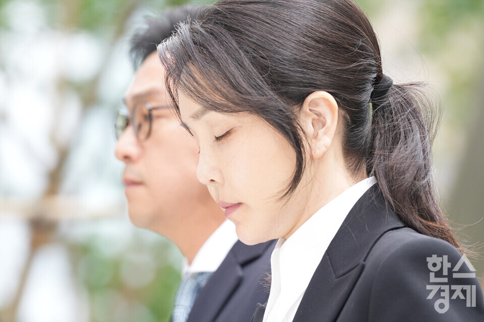 윤석열 전 대통령의 부인 김건희 씨가 피의자 신분으로 6일 오전 서울 종로구 김건희 특검팀(특별검사 민중기) 사무실로 출석하고 있다. /최대성 기자 dpdaesung@sporbiz.co.kr 2025.08.06.