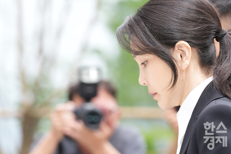 윤석열 전 대통령의 부인 김건희 씨가 피의자 신분으로 6일 오전 서울 종로구 김건희 특검팀(특별검사 민중기) 사무실로 출석하고 있다. /최대성 기자 dpdaesung@sporbiz.co.kr 2025.08.06.