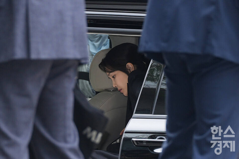 윤석열 전 대통령의 부인 김건희 씨가 피의자 신분으로 6일 오전 서울 종로구 김건희 특검팀(특별검사 민중기) 사무실로 출석하고 있다. /최대성 기자 dpdaesung@sporbiz.co.kr 2025.08.06.