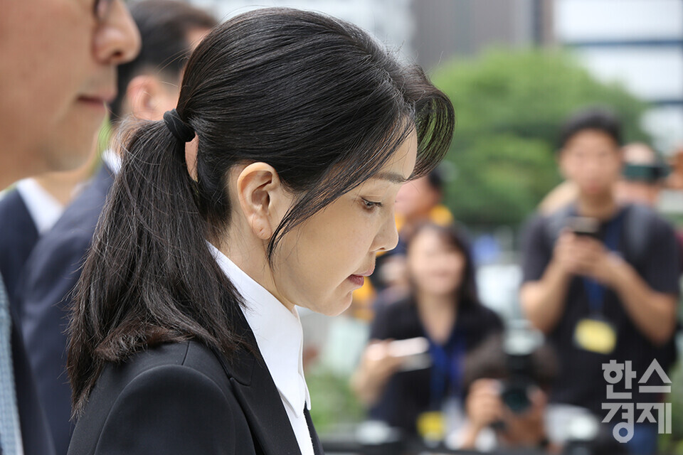 윤석열 전 대통령의 부인 김건희 씨가 피의자 신분으로 6일 오전 서울 종로구 김건희 특검팀(특별검사 민중기) 사무실로 출석하고 있다. /최대성 기자 dpdaesung@sporbiz.co.kr 2025.08.06.
