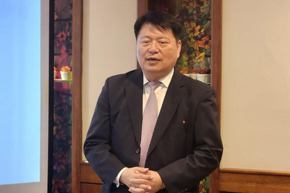  라정찬 네이처셀 회장이 미국 워싱턴DC 인근 음식점에서 한국 특파원단과 간담회를 하고 있다. /연합뉴스 