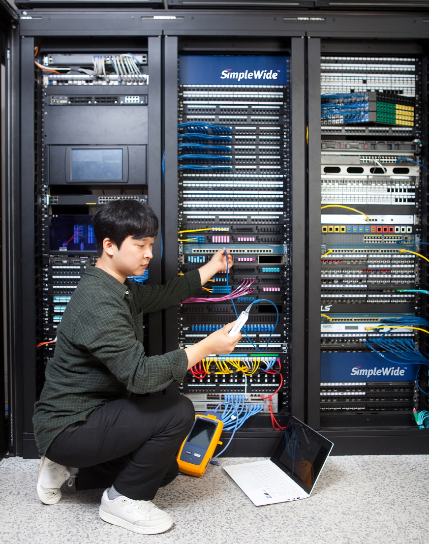 LS전선 직원이 데이터센터에서 설비 점검을 진행중이다./LS그룹 제공