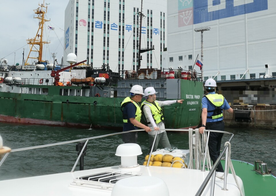 부산항만공사 직원들이 6일 선상에서 감천항의 안벽(접안 시설)을 점검하고 있다./부산항만공사