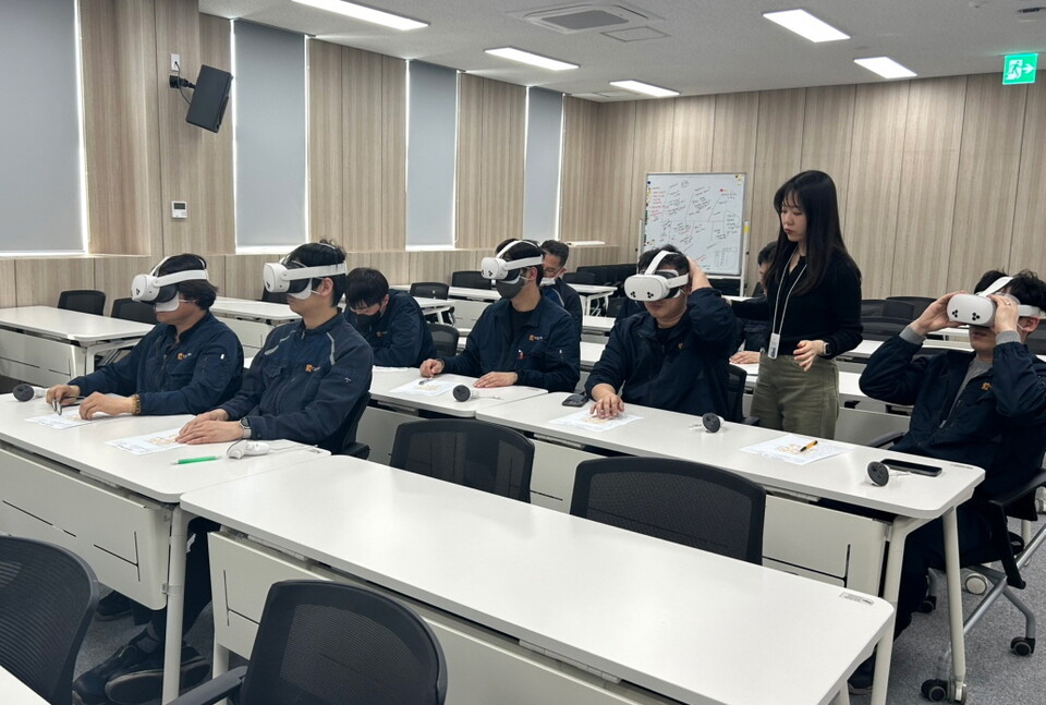 대웅제약 임직원들이 VR 가상 체험을 통해 안전 작업에 대한 학습을 하고 있는 모습./대웅제약 제공