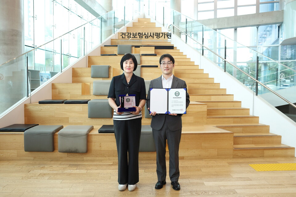 (왼쪽부터) 김경화 심평원 국민지원실장, 안동규 한국ESG데이터 원장. /건강보험심사평가원 제공