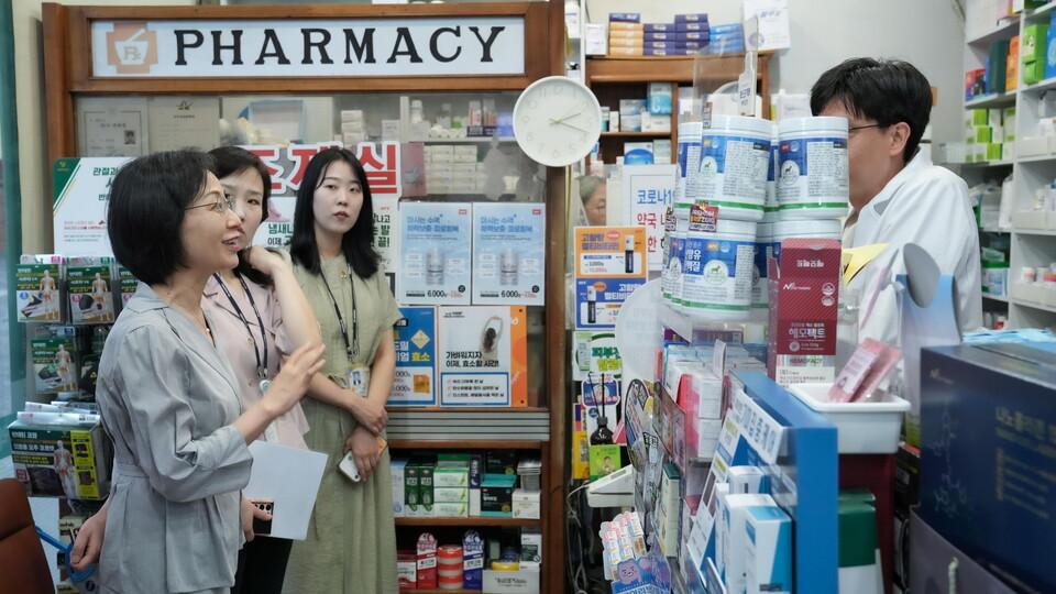 임숙영 질병관리청 차장은 6일 코로나19 고위험군에게 먹는 치료제가 신속하게 처방·조제될 수 있도록 실제 현장 운영 실태를 점검하고 현장 의견을 청취하고자 서울시 소재 조제약국 및 호흡기 클리닉을 방문했다. /질병관리청 제공