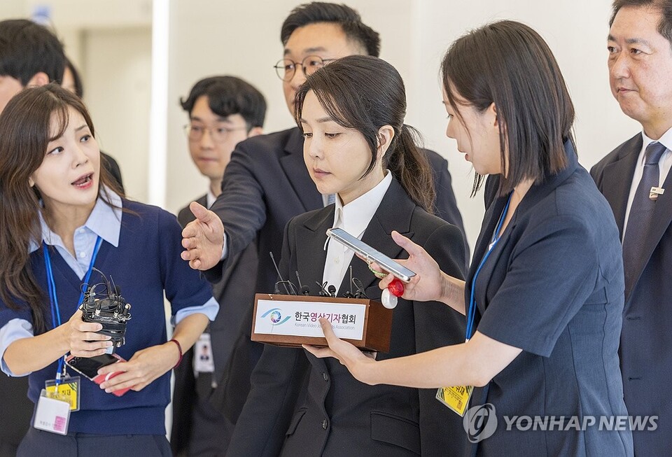윤석열 전 대통령 배우자 김건희 여사가 6일 서울 종로구 KT광화문빌딩 웨스트에 마련된 민중기 특별검사팀 사무실에 피의자 신분으로 출석하고 있다. /연합뉴스