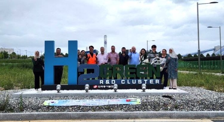 동서발전과 요르단 에너지광물자원부 관계자들이 그린수소 실증단지에서 기념 촬영을 하고 있다./안국동서발전 제공